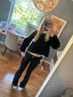 Jättesnygga skinnbyxor  - De är i toppenskick utan några defekter, och dom är inte fläckiga, de är bara spegeln 😅 de är från Nelly i storlek XS