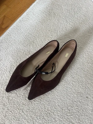 Spetsiga ballerina  - Helt oanvända men var dessvärre för små och glömde lämna tillbaka. Storlek 37. Mörkbruna mocka.