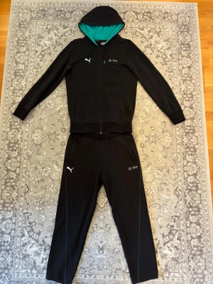 AMG tracksuit  - Mängdrabatt finns! Ju fler plagg du köper, desto bättre pris kan jag ge