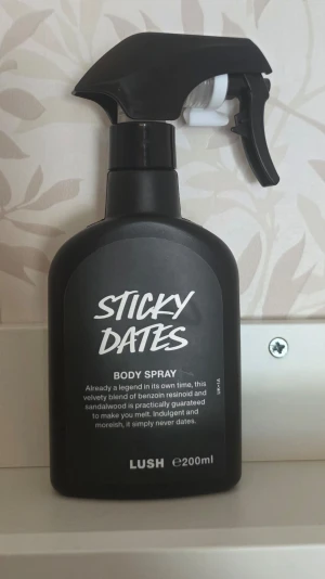 Sticky Dates body sprey  - Hej sälja min Stycky Dates som är använda para 3 gånger men jag tycker inte lukten den är för stark för mig. 
