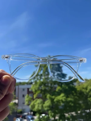 Transparenta glasögon - Säljer ett par stilrena solglasögon med transparent båge och klassisk form. Glasögonen har en modern vibe och passar perfekt för dig som vill ha en clean och minimalistisk outfits. 