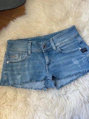 Blå jeansshorts från G-Star - Snygga ljusblå jeansshorts från G-star. Storlek W27🥰