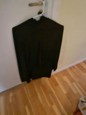 Svart Abaya med lång ärm - En enkel svart Abya från Saudiarabien.  . Passar dig som gillar stilrena basics. Har använts 2 gånger