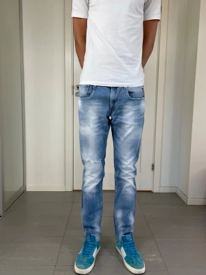 Replay Anbass Jeans  - Säljer nu dessa Replay Anbass Jeans, W32 o L32. Mått: 44 o 102 cm. skriv för fler bilder/frågor🙌🏼