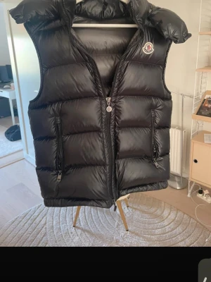 Moncler väst - Säljer min moncler bormes väst som är i perfekt skick och väldigt nice nu inför sommaren. Storleken är 1 = S och sitter väldigt bekvämt på kroppen skriv vid funderingar 