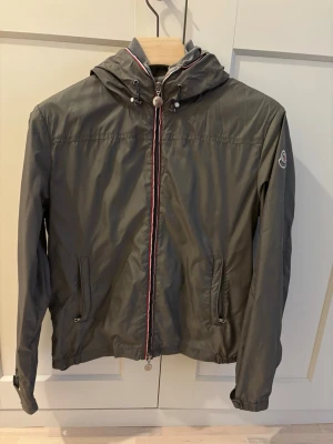 Moncler windbreaker - Jag säljer nu denna fina moncler urville jacket i strl 1/XS/S. Den säljs pga att jag vuxit ur den. Fint skick. Bara att höra av sig vid frågor/funderingar!