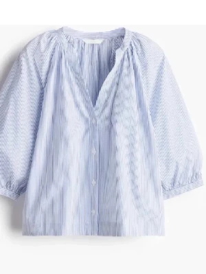 Blårandig blus med ballongärm - Snygg blus från Arket i ljusblått och vitt med tunna vertikala ränder. Modellen har en avslappnad passform, V-ringning och knäppning framtill. Ballongärmar med resår vid ärmslut ger en trendig look. Tillverkad i bomull för en luftig känsla.