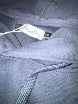 D Hoodie - Säljer hoodien pågrund av att den va liten redan när jag fick hem den. Helt nytt skick med prislappen kvar. Priset går att diskuteras!