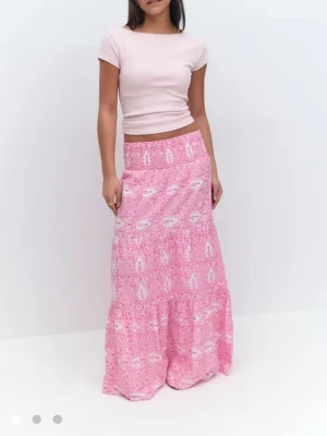 Rosa maxikjol med mönster  - Jag säljer en gullig rosa långkjol med vitt och rosa mönster ifrån Gina Tricot. Kjolen är i storlek 146/152. Kjolen är knappt använd och därför i mycket bra skick, den säljs eftersom den inte kommer till användning. 