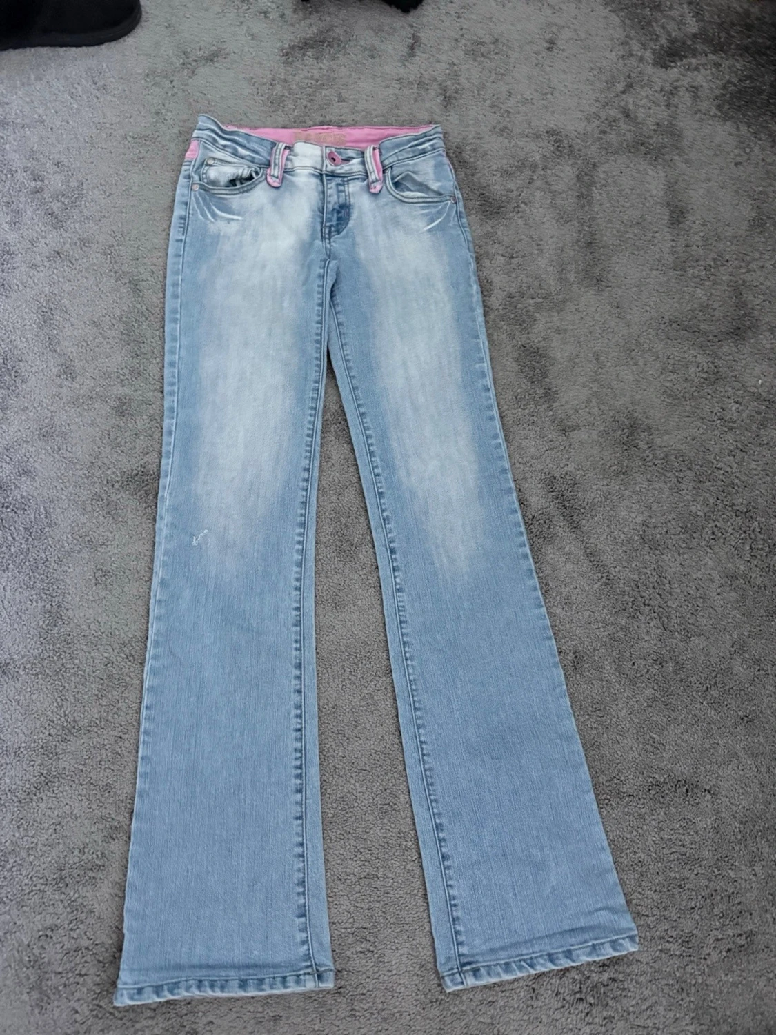 Ljusblå bootcut jeans med rosa detaljer - 3