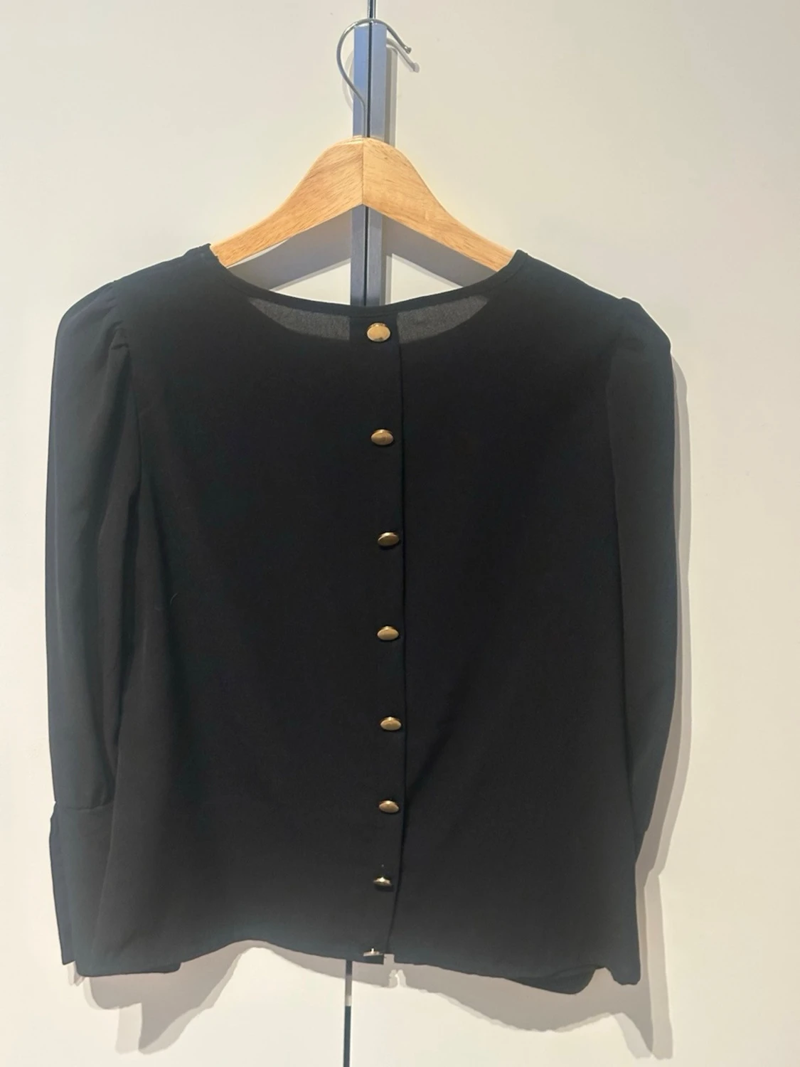Svart blus med guldknappar - 2
