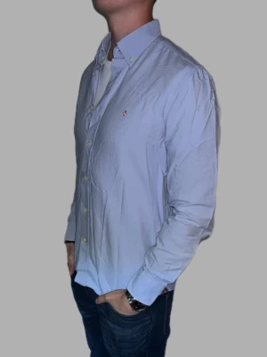 Ljusblå skjorta från Morris - 🔹 Märke: Morris 🔹 Modell: Skjorta 🔹 Storlek: M 🔹 Färg: Ljusblå 🔹 Skick: Väldigt fint skick 🔹 Passform: Classic Fit 🔹 Pris: 349kr  ✅ 100% äkta ✅ Snabb frakt ✅ Fler bilder/video finns vid intresse ✅ Stilren och lättmatchad