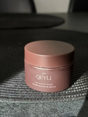 Qeyli ansiktskräm overnight 50 ml - Nattkräm ansiktskräm, 50 ml. . Perfekt för dig som vill återfukta huden och ha en snygg burk i badrumsskåpet. Använd 2 gånger.