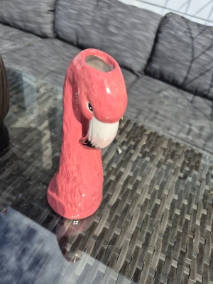 Rosa flamingoformad vas i keramik - Unik vas i form av en flamingo, tillverkad i keramik med blank rosa yta och vit näbb. Perfekt som dekoration eller för mindre blommor. Rolig detalj till rummet för dig som gillar djur och färg.