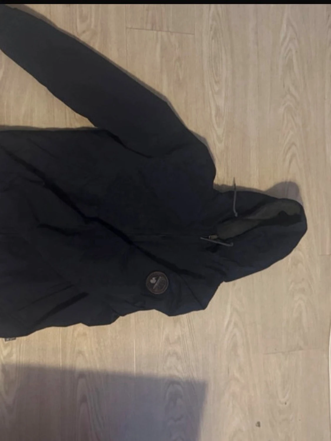 Svart vindjacka med huva från Napapijri - 1