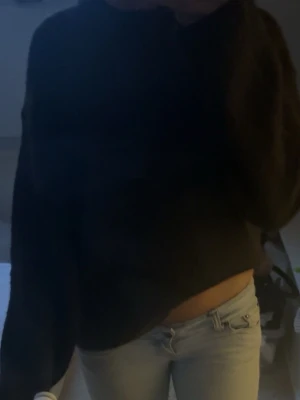 Mörkbrun oversized stickad tröja från gina tricot - Svart stickad tröja med oversized passform och långa ärmar. Enkel och stilren design utan synliga loggor eller mönster. Perfekt för en chill och avslappnad stil.