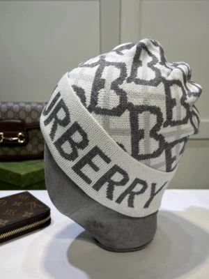 Vit och grå Burberry mössa - Snygg vit mössa från Burberry med grått mönster. Bra skick 