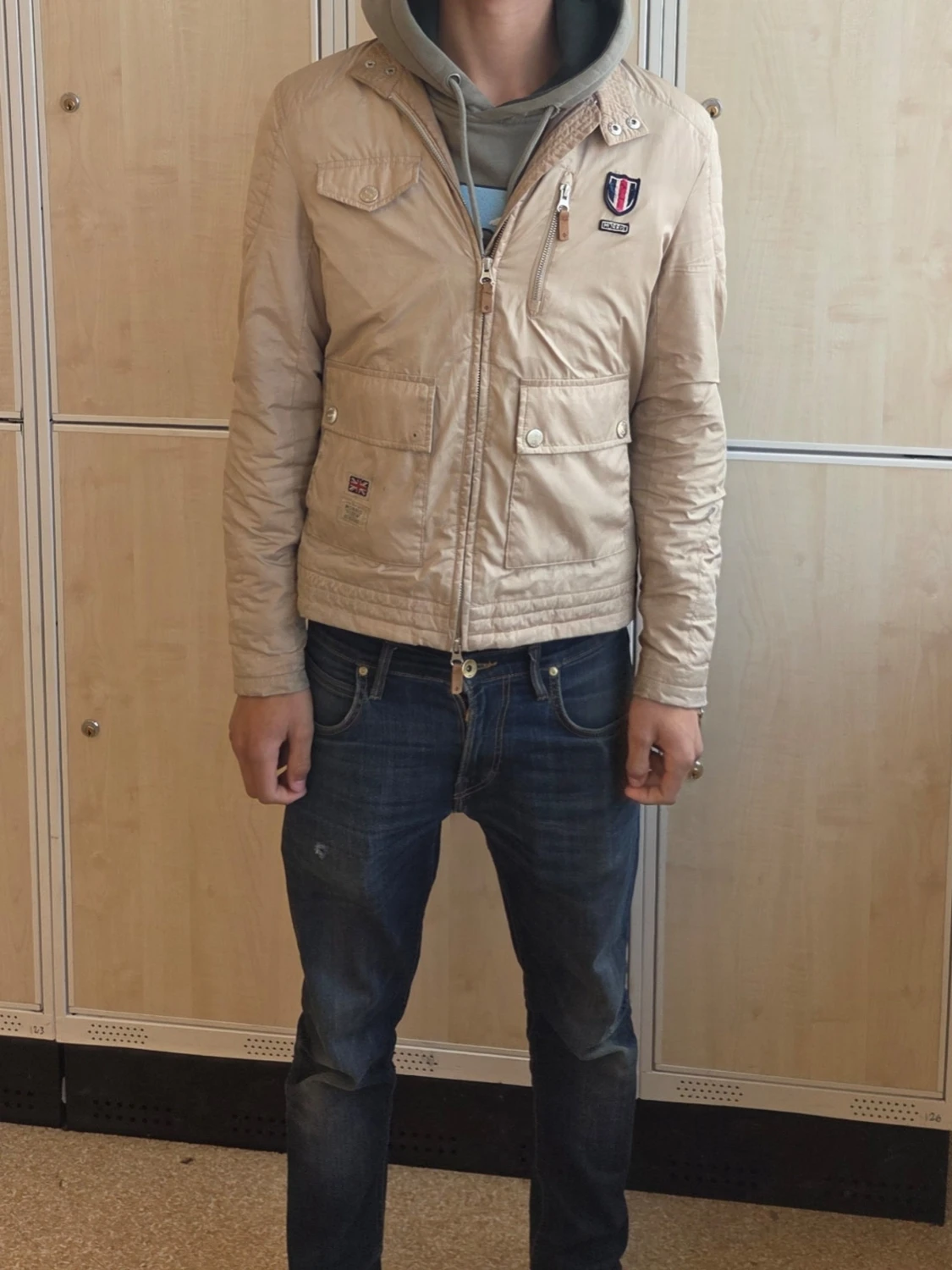 Beige vindjacka med patchdetaljer