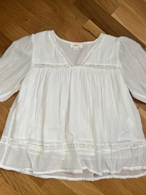 Vit blus med kjol 146/152 - Vit blus med kjol storlek 146/152 från Gina Tricot 