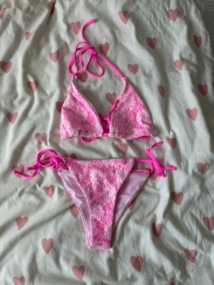Rosa spets bikins - Säljer vackra rosa/vit bikini. Storlek S. Ny, oanvänd. Jag skulle tro att den ursprungligen beställdes från Shein.🤍