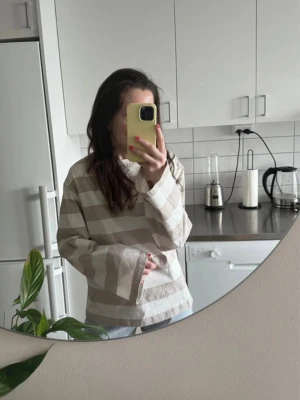 Randig topp - Likt de populära randiga topparna med vida armar. Mycket sparsamt använd