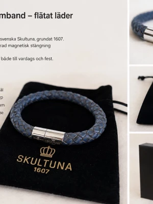 Skultuna 1607 Armband – Flätat Läder (Helt Nytt) - Elegant och tidlöst armband från anrika Skultuna 1607. Tillverkat i flätat läder med stilren magnetisk låsning i polerat stål graverad med Skultunas logotyp. Ett exklusivt armband som passar lika bra till vardag som fest.  ✅ Helt nytt – aldrig använt ✅ Original Skultuna-påse ingår ✅ Original Skultuna-låda ingår ✅ Magnetiskt kvalitetslås i rostfritt stål ✅ Stilren blå/grå färg ✅ Perfekt som present  📦 Skickas väl emballerat eller hämtas enligt överenskommelse. 🏡 Kommer från djur- och rökfritthem.