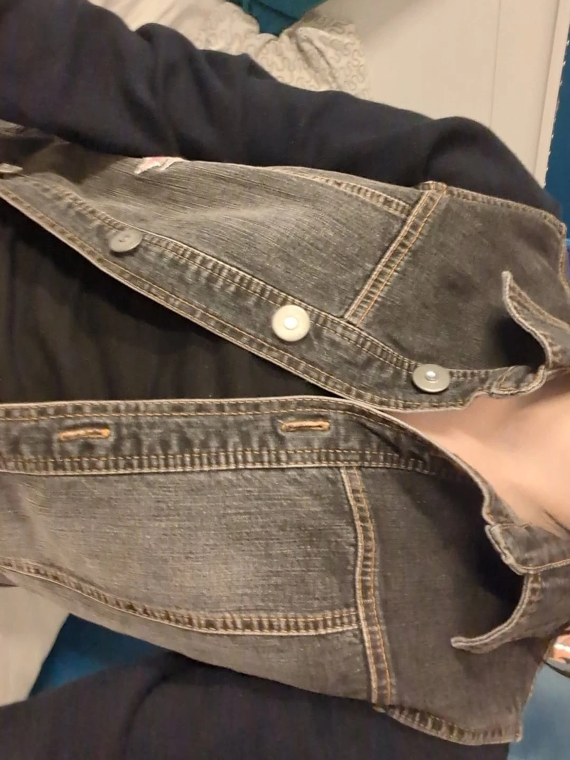 Svartgrå jeansjacka med kontrastsömmar