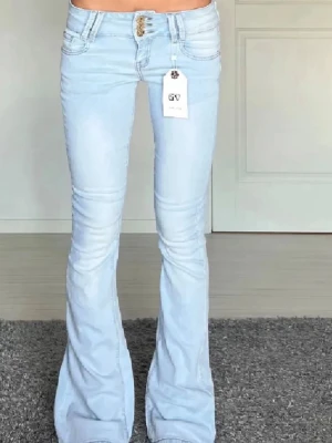 Ljusblå bootcut jeans från Girl vivi - Snygga ljusblå jeans från Girl vivi med bootcut-modell och låg midja. Storlek 36💕
