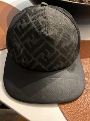 Svart keps från Fendi med FF-mönster - Helt ny  