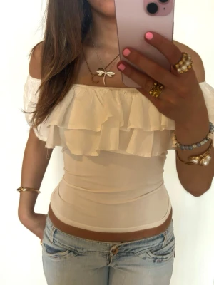 Offshoulder volangtopp vit - Såå fin vit offshoulder volangtopp! Jag är 168 och det är mina bilder, köp via köp nu direkt eller Swish, kvar tills markerad som såld 💖 