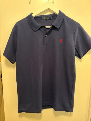 Polo Ralph Lauren Piké - Säljer denna schyssta Ralph Lauren Pikén i storlek M. Nypris 1500kr mitt pris 349kr