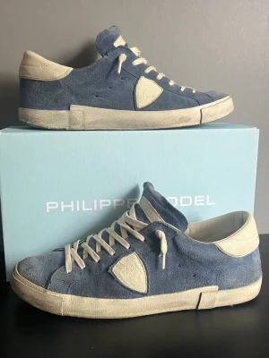 Phillipe model skor - Blå phillipe model skor storlek 43. Fint skick perfekt nu till sommaren.