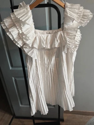 Vit volang klänning  - Suuuper snygg och populär klänning från Zara , i storlek s men passar även m då den är ”pösig” ☺️