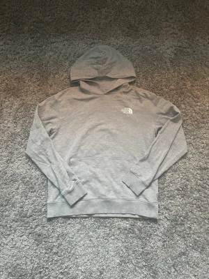 Grå hoodie från The North Face - Snygg grå hoodie från The North Face i storlek XL Barn≈Xs barn, säljs för 130kr!