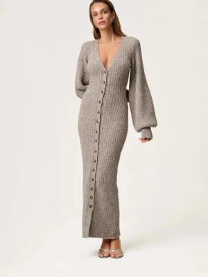 Adoore klänning - Lång, ribbstickad klänning i beigegrå ton med djup V-ringning och stora ballongärmar. Klänningen har knäppning hela vägen framtill och är tillverkad i ett mjukt, tjockt garn som ger en lyxig känsla. Perfekt att styla både som klänning eller öppen över jeans. Endast använd en gång ❤️