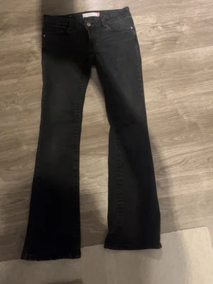 Dinvintageshop jeans - Svarta Jeans från din vintageshop med unika bakfickor, storlek xs, knappt använda!
