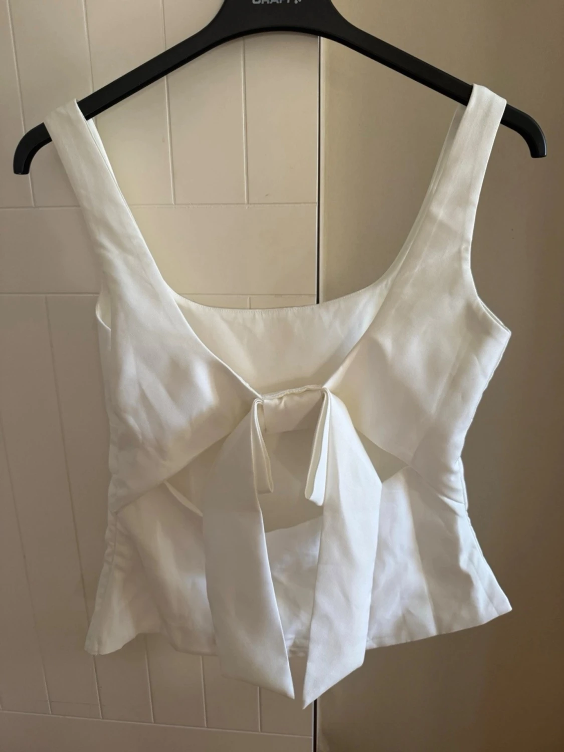 Vit linnetopp med rosett i ryggen - 2