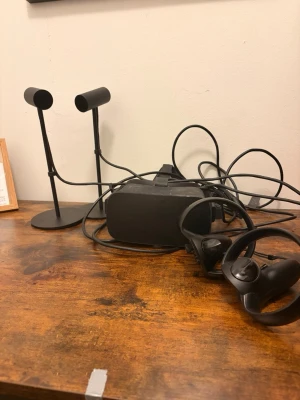 Oculus Rift VR-headset med kontroller - Säljer ett Oculus Rift VR-headset i svart med tillhörande Touch-kontroller och två sensorer. Allt är i plast och har en modern, stilren design. Perfekt för dig som vill ta gaming till nästa nivå och uppleva VR på riktigt.