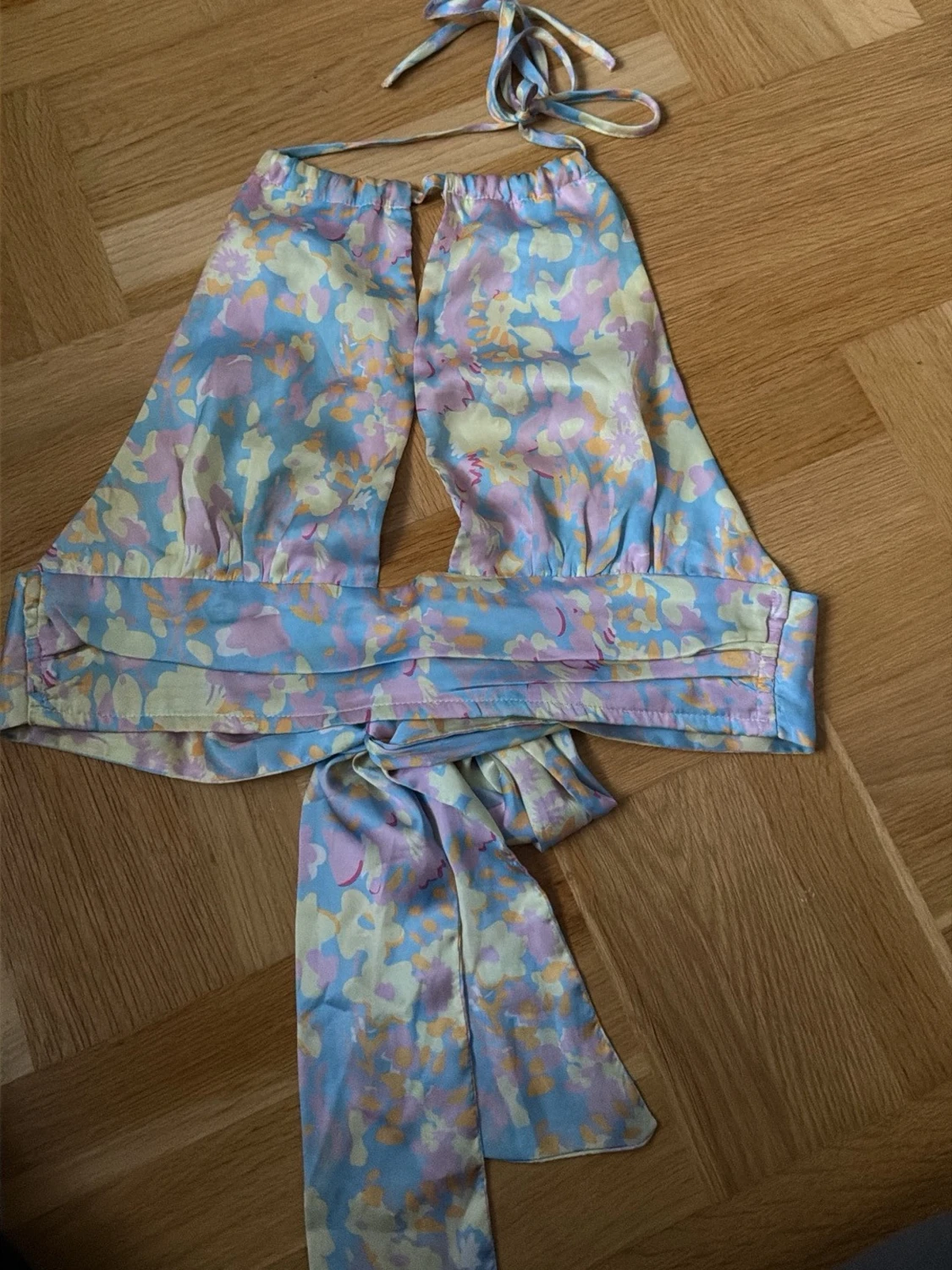 Pastellfärgad omlottopp med knyt