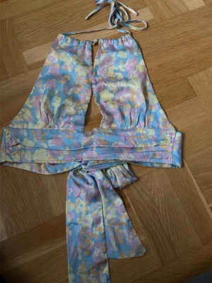 Pastellfärgad omlottopp med knyt - Passar så bra till sommaren