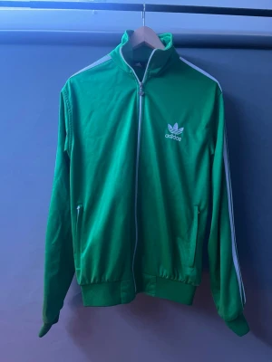 Grön Adidas track jacket - Säljer en grön Adidas track jacket.  priset är diskuterbart