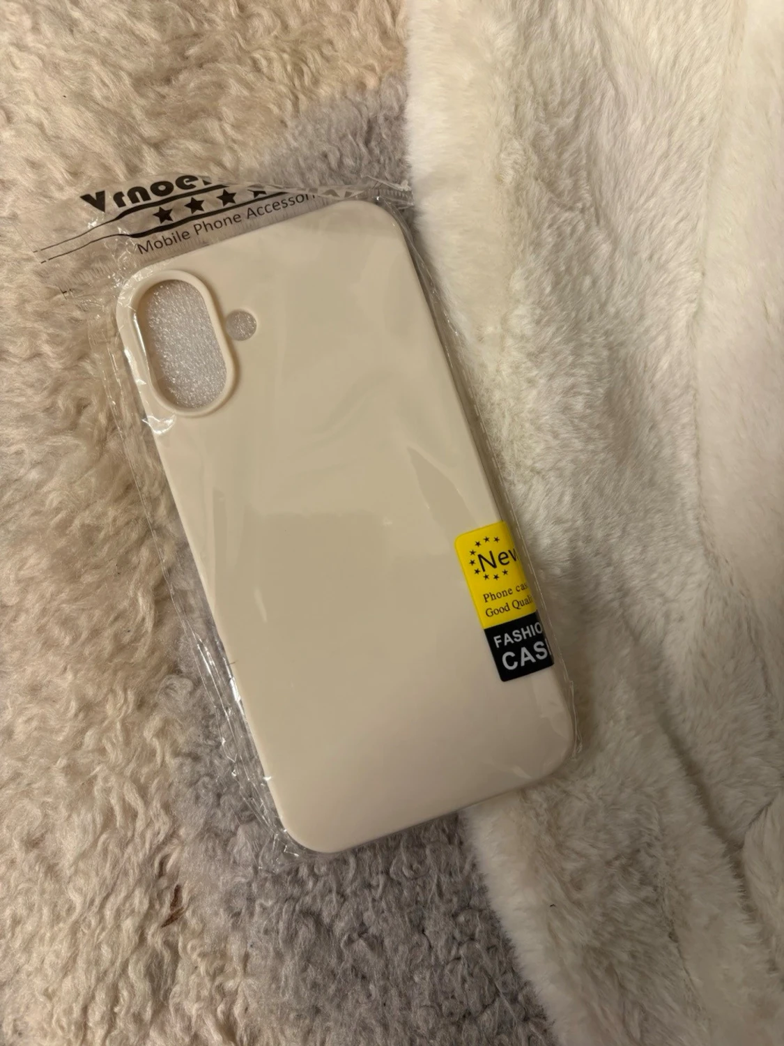 Beige mobilskal i mjukt silikon iphone 16 plus