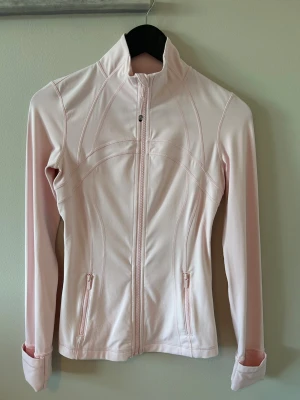 Lululemon Define jacket i Strawberry Milkshake  - 💞INTRESSEKOLL 💞En så fin lululemon define jacket i färgen Strawberry Milkshake. En populär färg som inte går att få tag på längre. Köpt för några år sedan och knappt använd 💞💞
