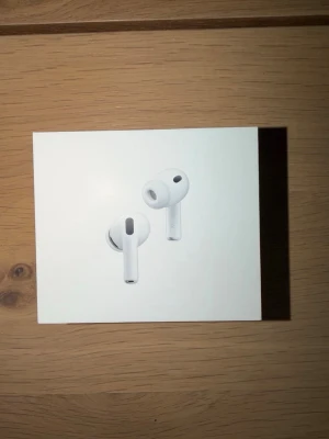 Apple AirPods Pro 3 trådlösa hörlurar - Säljer ett par vita Apple AirPods Pro 3 med trådlös laddning. Hörlurarna har in-ear design och levereras i originalförpackning. Kompatibla med USB-C och MagSafe. Perfekta för dig som vill ha grymt ljud och smidig anslutning till Apple-enheter.dessa AirPods Pro 3 är oöppnad och i nytt skick