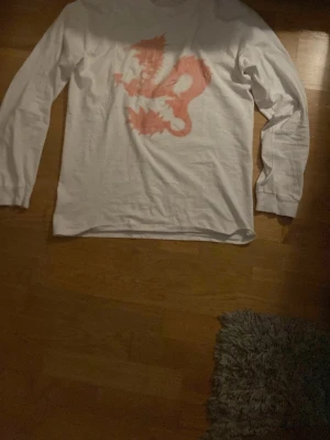 Vit långärmad t-shirt med Dean blunt logga på - Riktigt fet långärmad t shirt med Dean blunt logga på! Den är gjord i bomull och är riktigt skön. Storleken är M