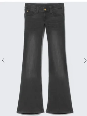 cheap Monday Jeans - Så fina, från cheap Monday💓 men säljs inte längre, har lite defekter som syns på bilden (därav pris) passar mig som vanligtvis har xs/s o är 165 lång ish. Bootcut & lowwaist