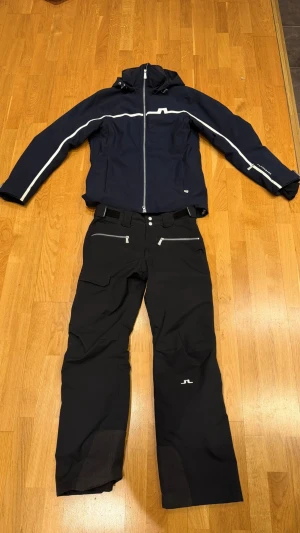 Skidset från J.Lindeberg - Säljer mitt skidset då de blivit för litet. Användt 1 vecka i svenska fjällen på familjeresa så den har hållit sig undan afterskin. Båda delarna är fodrade så de passar perfekt under de kalla dagarna i backen. Storlek S på båda delar. Tveka inte att höra av dig! Nypris va 6000kr. Mitt pris 1199. Inga skambud:). 