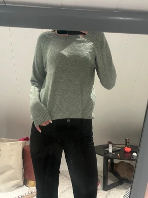 Ljusgrön stickad tröja - Mysig ljusgrön stickad tröja med rund halsringning och långa ärmar.helt oanvänd och i bra skick