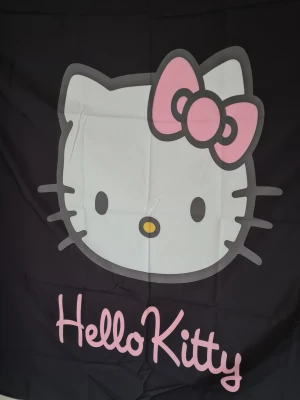 Hello Kitty väggbonad svart - Flagga väggbonad kan även användas som duk🖤
