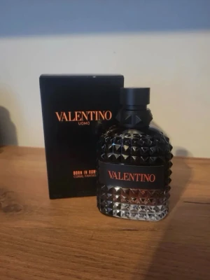 Valentino Uomo Born In Roma parfym - Runt 95ml kvar i den                                                           Nypris ca 1100kr mitt pris 599kr                               Säljer pga pengar behov just nu                                     Riktigt fin parfym för present eller för dig själv😉